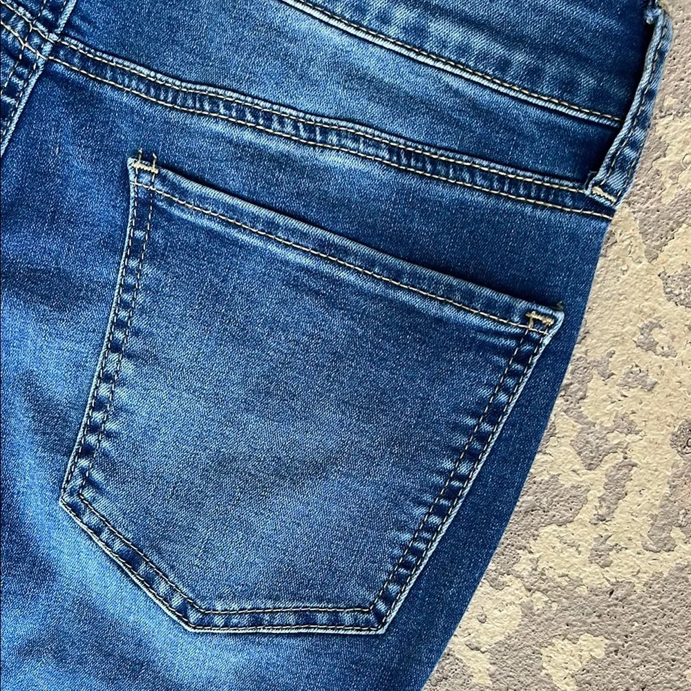 New SO super high-rise ultimate jegging with Modern Distressing - Picture 11 of 16